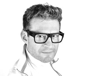 Jens White posiert ernst mit Brille vor einem weißen Hintergrund. | © Simone Rutz