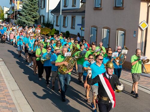 Die Ruppertsberger Kerwe zieht mit einer bunten Parade durch die Straßen, begleitet von einer Blaskapelle.