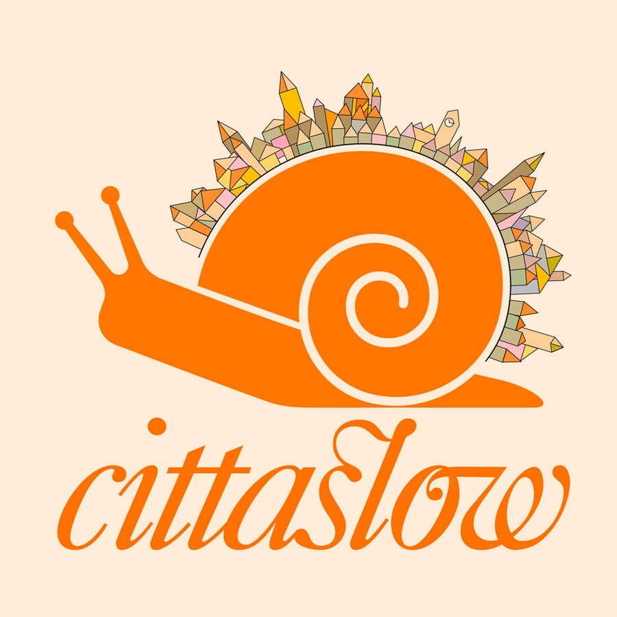 Bunte Schnecke mit Stadtmotiv und Cittaslow-Logo symbolisiert langsames, bewusstes Leben. | © Cittaslow