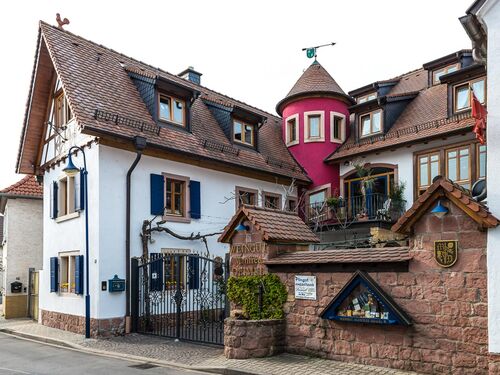 Bunte Häuser in Niederkirchen mit einer charmanten Weinstube und romantischen Fenstern. | © Name