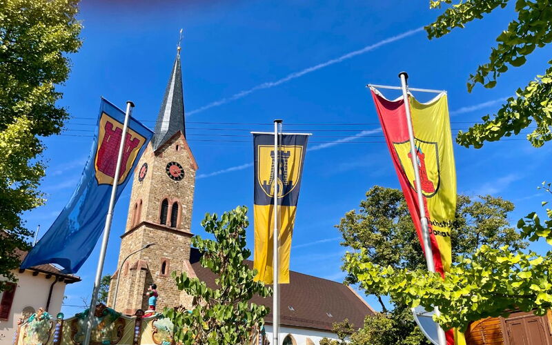 Weinberge und Beschriftung Ruppertsberger Kerwe 2025