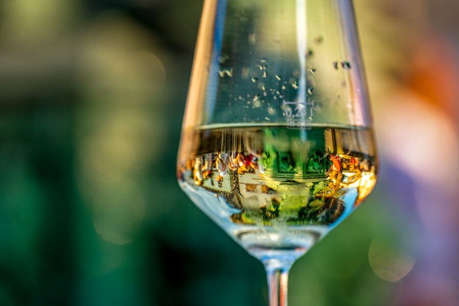 Weinglas gefüllt mit Wein