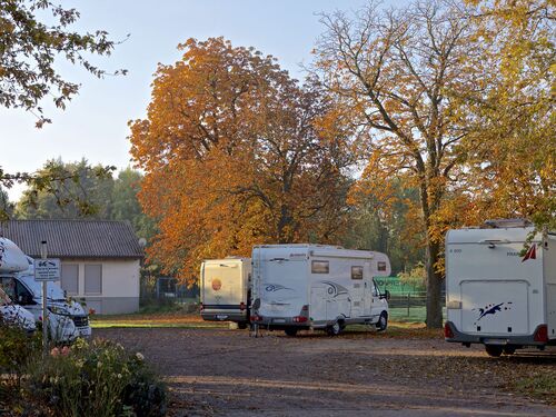 Campingplatz in Meckenheim mit Wohnmobilen unter bunten Herbstbäumen. | © Name