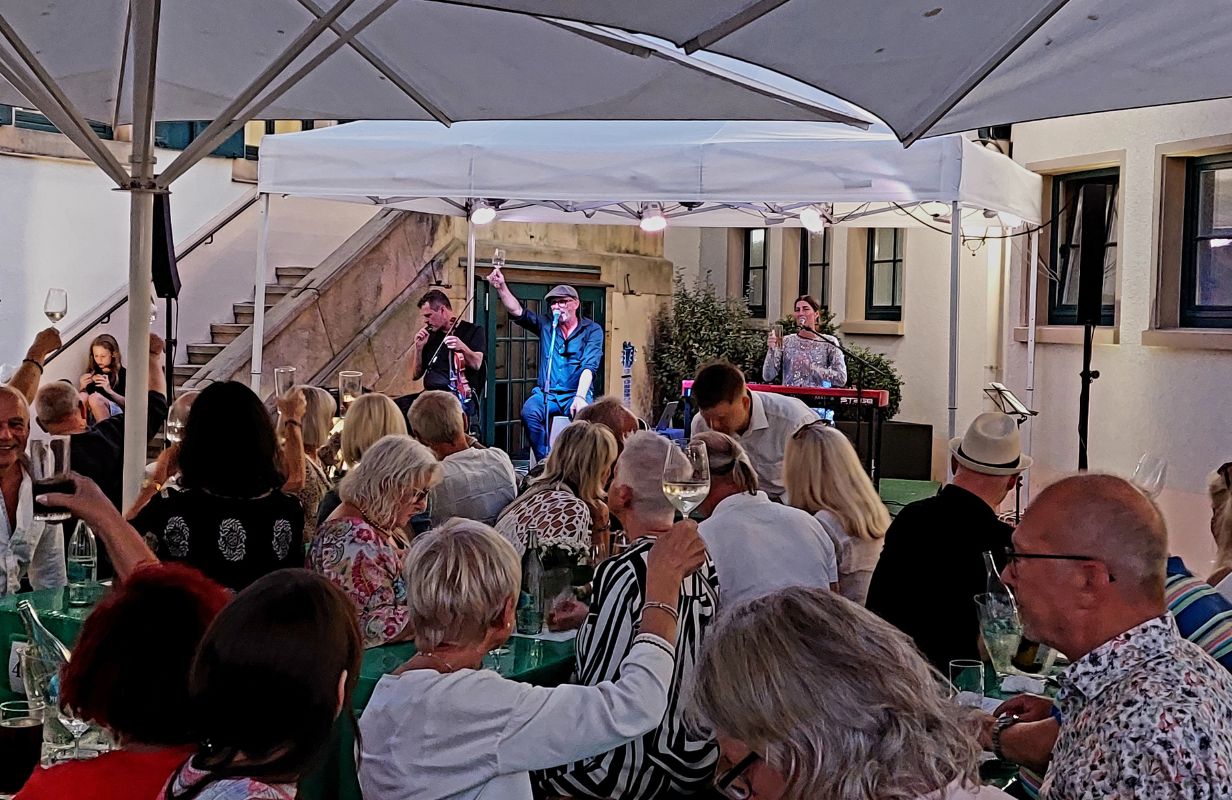 Bei der Deidesheimer Weinkerwe unterhält eine Band das Publikum bei festlicher Stimmung und Wein.
